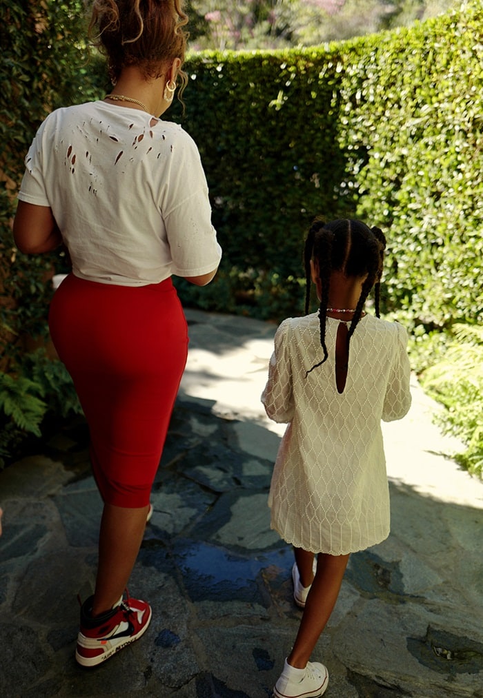 Beyonce, wearing Virgil Abloh&rsquo;s Off-White x Nike Jordan 1 sneakers, was joined by her adorable daughter Blue Ivy Carter as they walked side-by-side