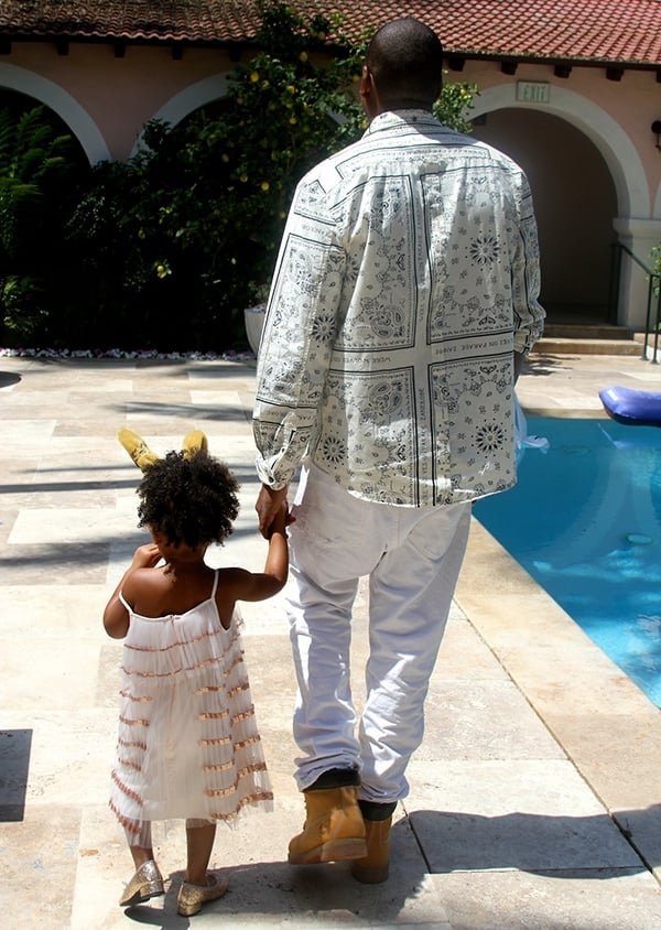  Blue holding her dad&rsquo;s hands 