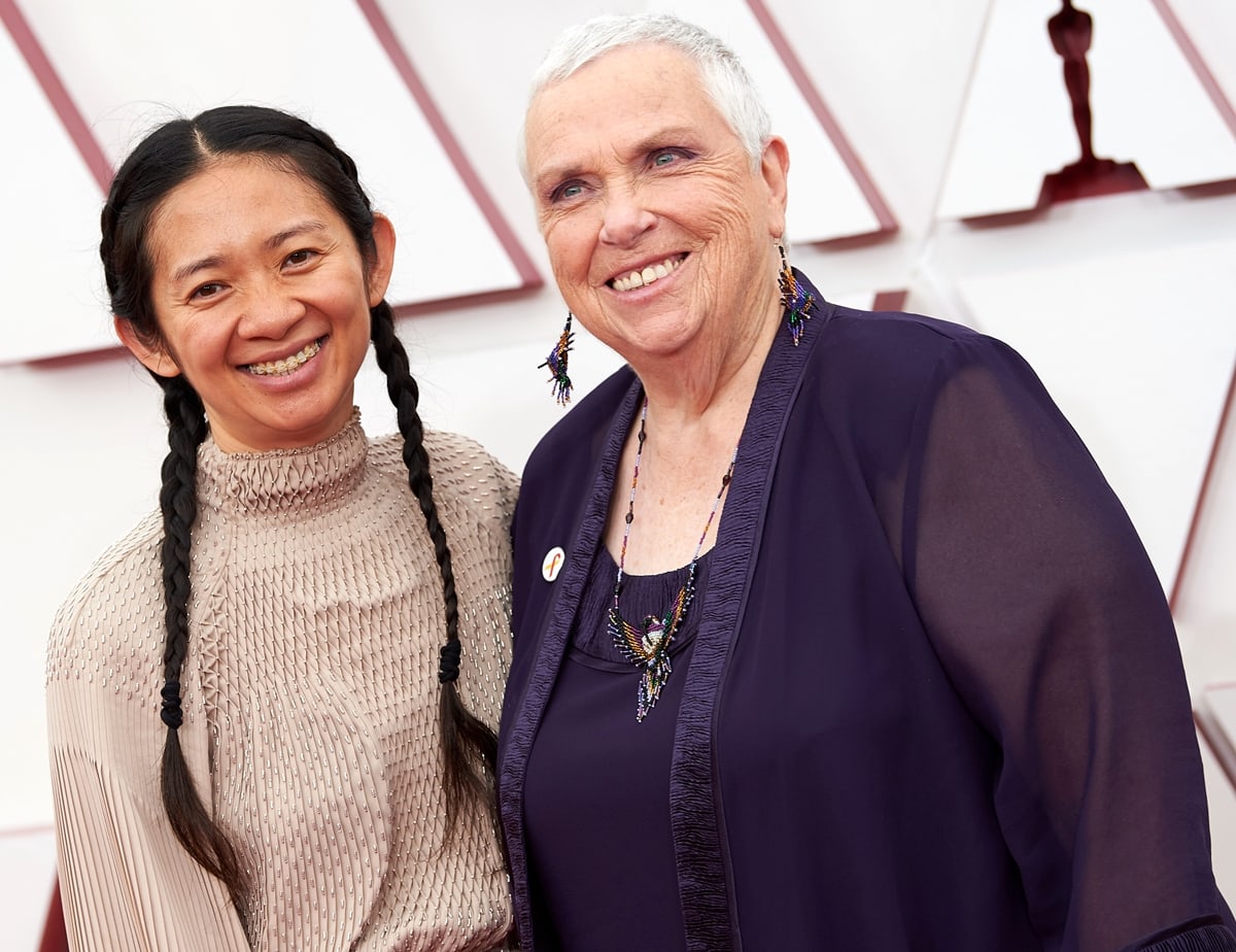 Nomadland real-life star Charlene Swankie posing with Chinese filmmaker Chlo&eacute; Zhao