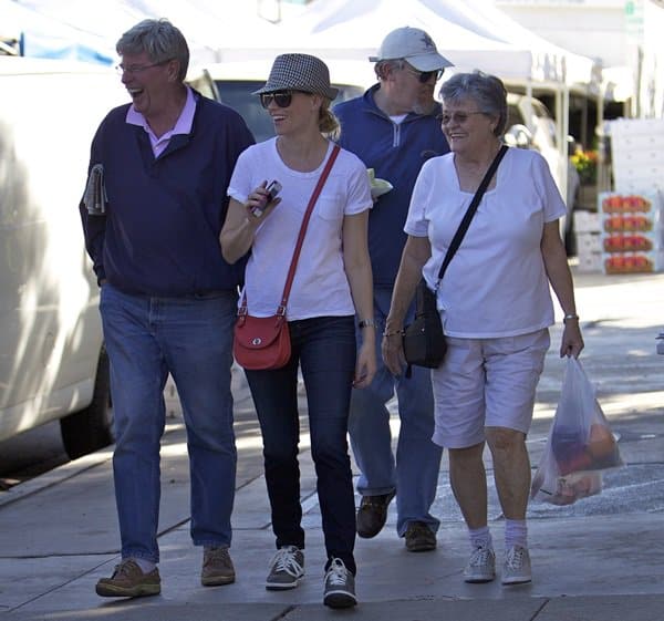 Elizabeth Banks was joined by her parents, Ann (n&eacute;e Wallace) and Mark P. Mitchell, while shopping for some fresh produce at a local Farmers Market