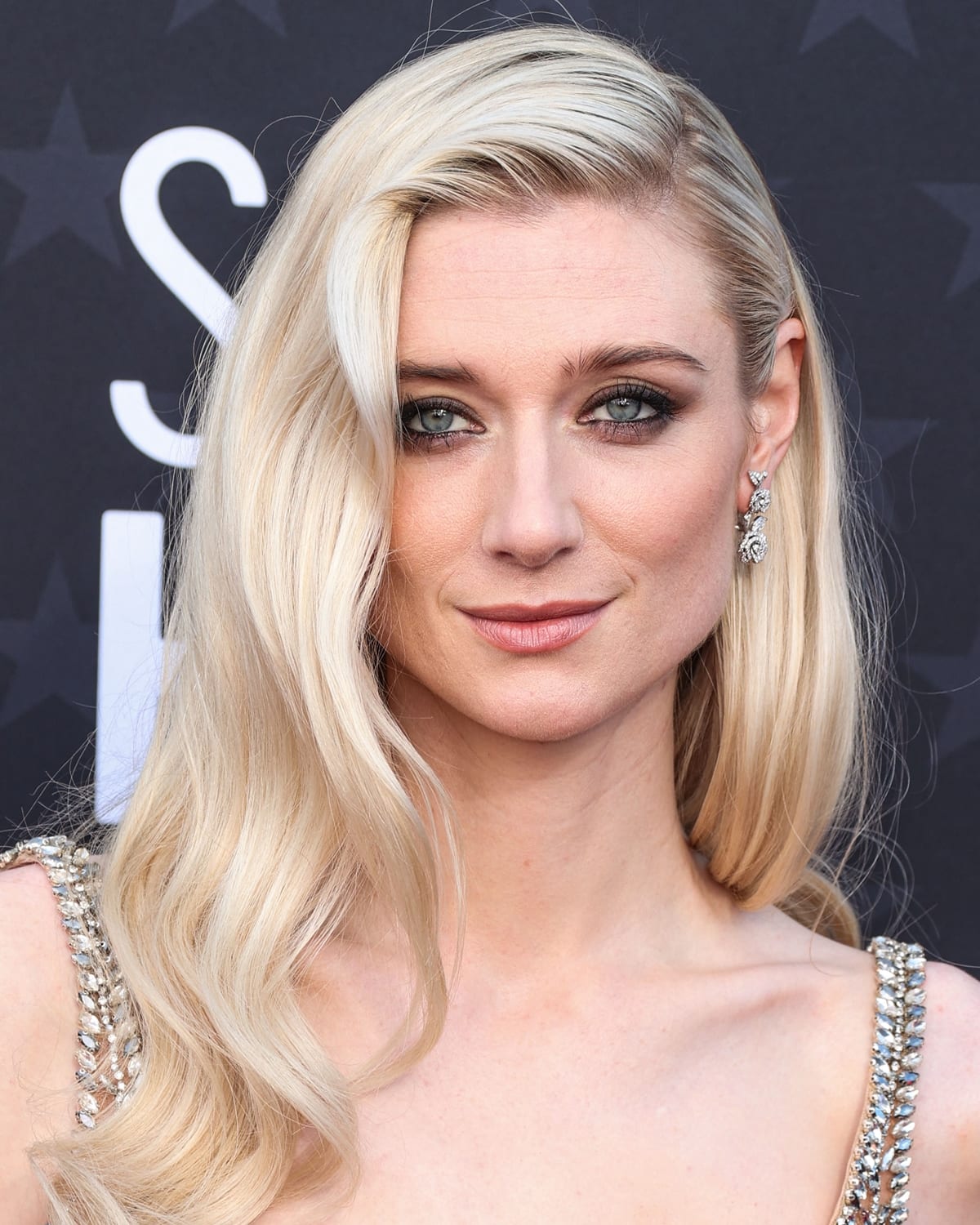 Elizabeth Debicki wore&nbsp;simple yet exquisite jewelry from Christian Dior, showcasing the Dior Large Rose Dior Bagatelle earrings, which added a touch of luxury to her outfit