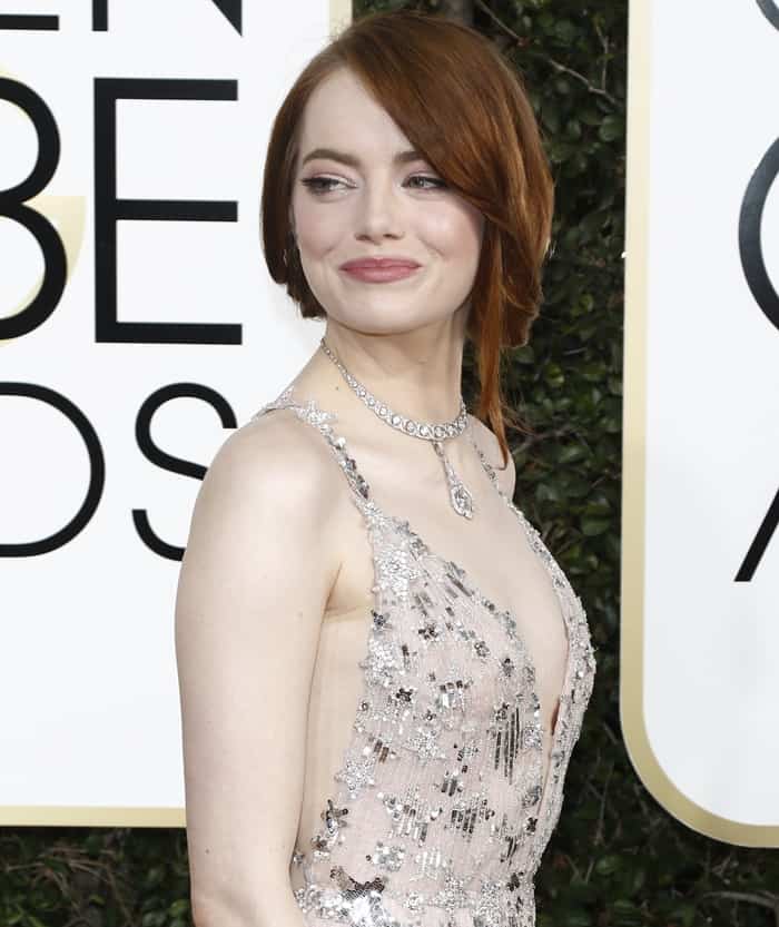 Emma Stone&rsquo;s hairstyle at the 2017 Golden Globe Awards was a soft, elegant updo with loose strands framing her face