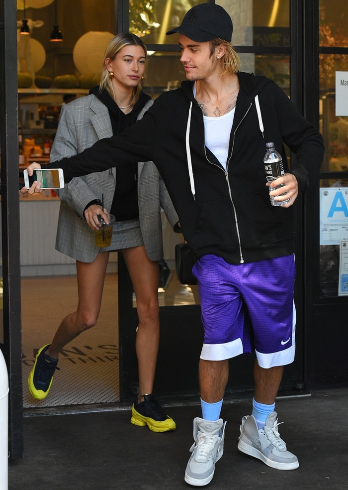 Hailey Baldwin flaunted her incredible legs after getting breakfast with Justin Bieber&nbsp;at Joan&rsquo;s on Third in Los Angeles on October 16, 2018