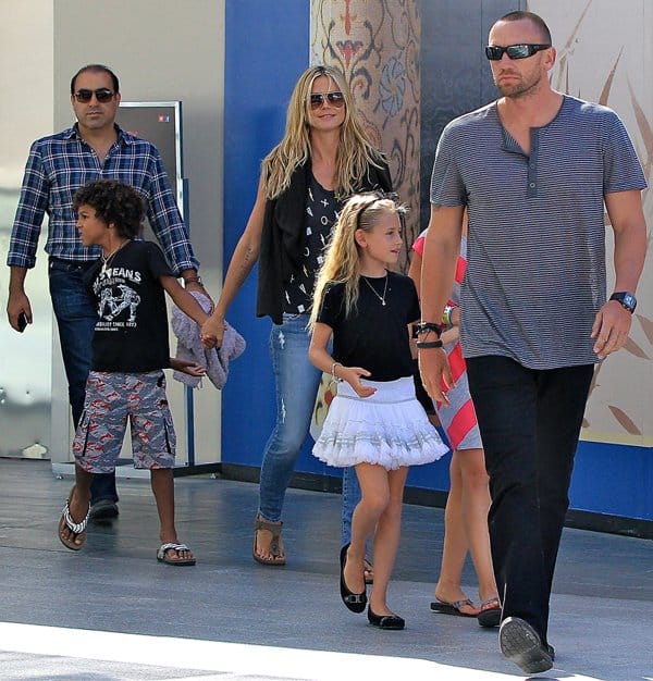 Heidi Klum sported ripped denims from Joe&rsquo;s Jeans, a graphic-print top from Junk Food clothing, and oversized sunnies