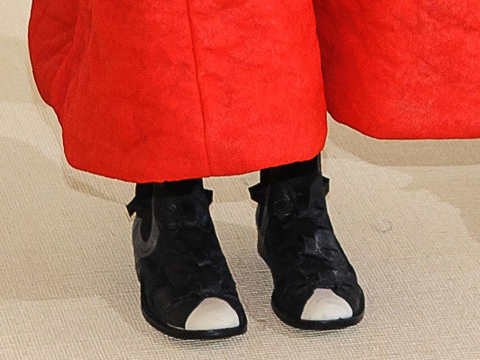 Closeup of the Comme des Gar&ccedil;ons fall 2017 bow boots on Helen Lasichanh.