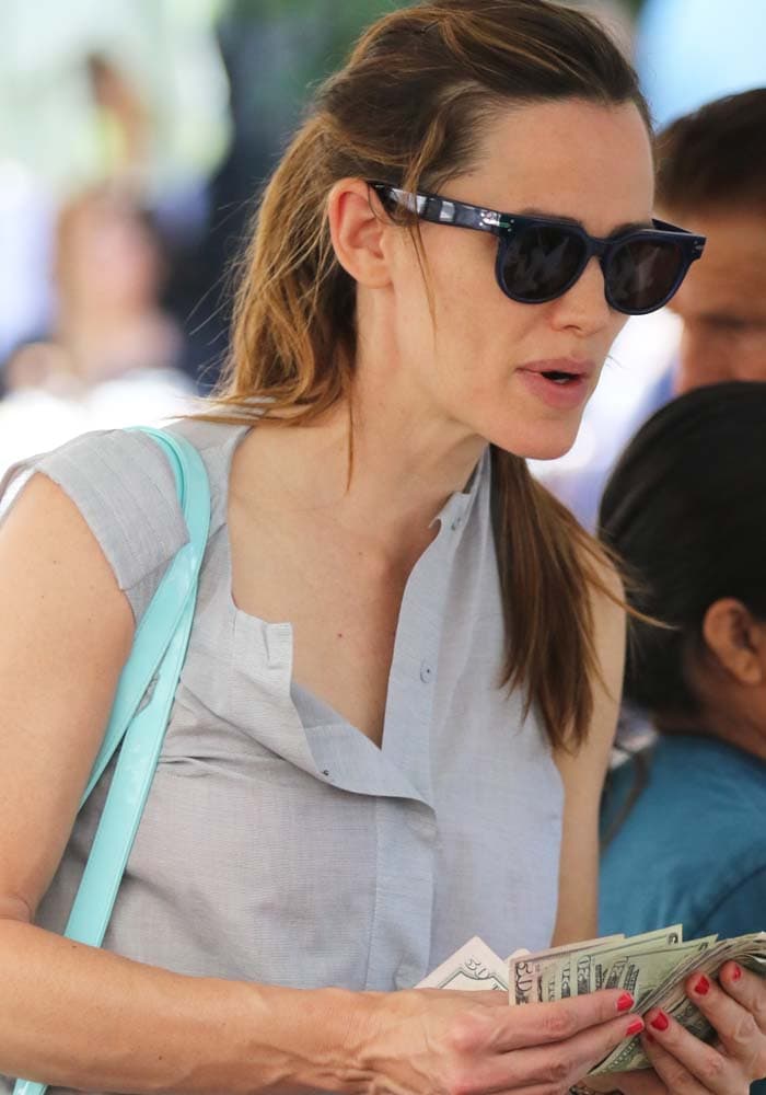 Jennifer Garner holds a wad of dollar bills as she shops at&nbsp;the Farmers Market