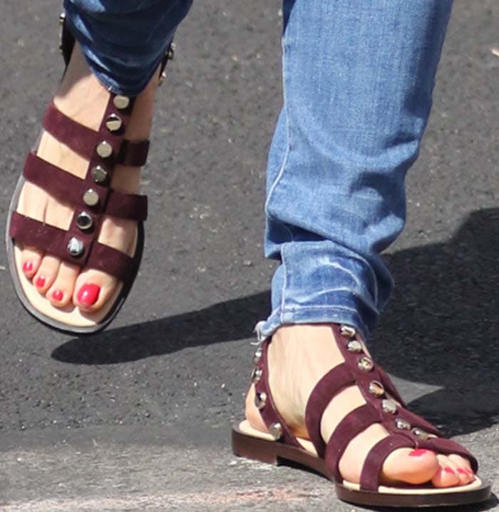 Jennifer&nbsp;dresses up her casual market outfit with a pair of Balenciaga studded flats