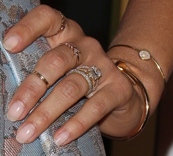 Jessica Alba&nbsp;showing off her&nbsp;EF Collection rings