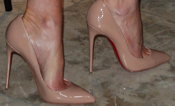 Kate Beckinsale rocking nude &ldquo;So Kate&rdquo; pumps by Christian Louboutin