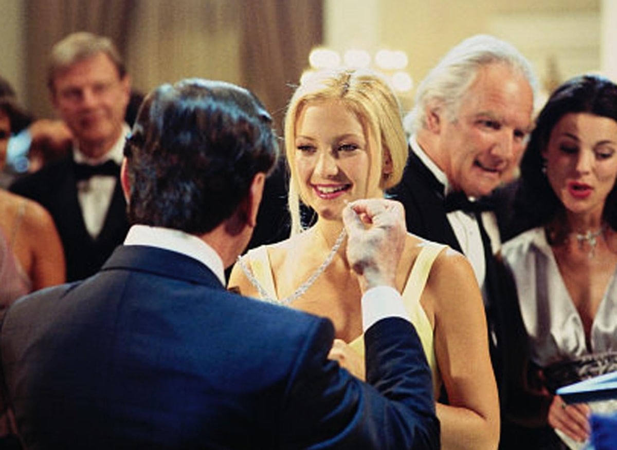 Kate Hudson wore a Harry Winston diamond wreath necklace and a yellow silk dress by Carolina Herrera