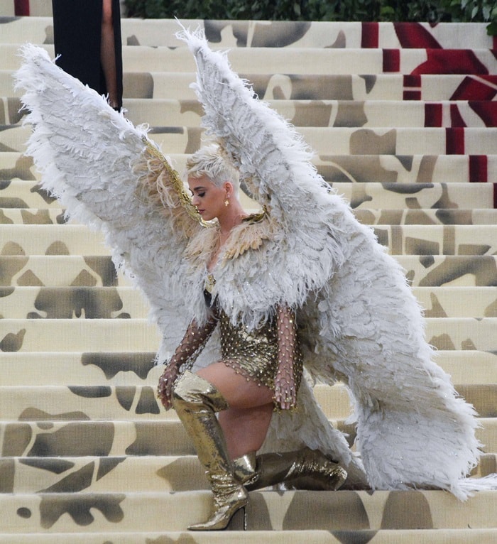Katy Perry showing off her&nbsp;white dramatic feather wings