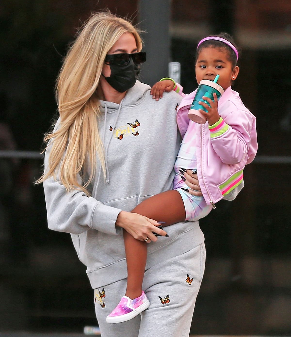 Khlo&eacute; Kardashian takes her tall daughter True to dance class