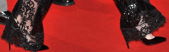 Kristen completed her outfit with a black patent pair of Christian Louboutin &ldquo;Pigalle&rdquo; pumps