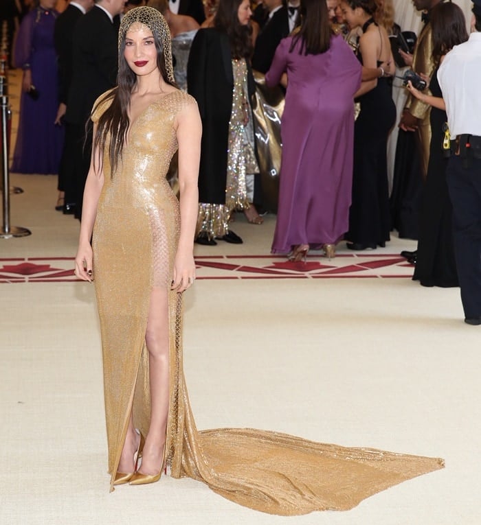 Olivia Munn shimmered in&nbsp;a sleeveless gold floor length dress from the H&M Conscious Collection