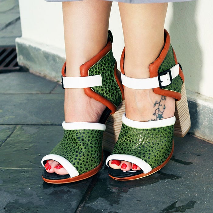 Priscila showed off&nbsp; her sexy foot tattoo in edgy sandals