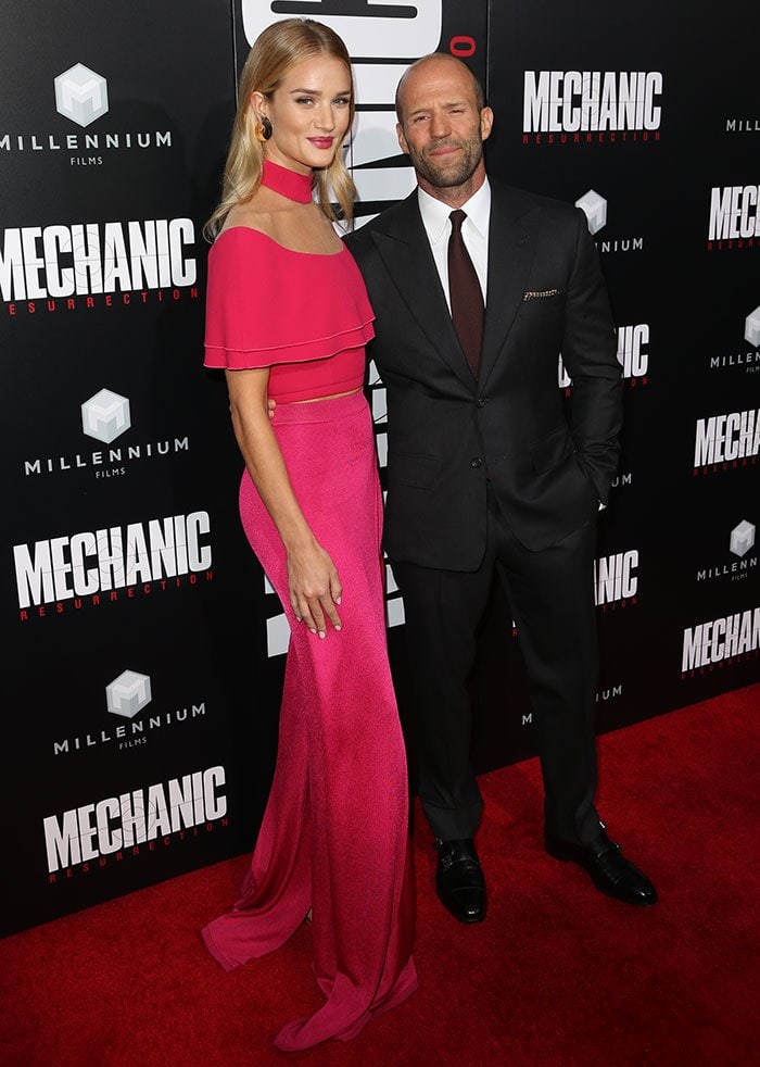 Rosie Huntington-Whiteley towers over her fianc&eacute; Jason Statham at the premiere of "Mechanic: Resurrection"