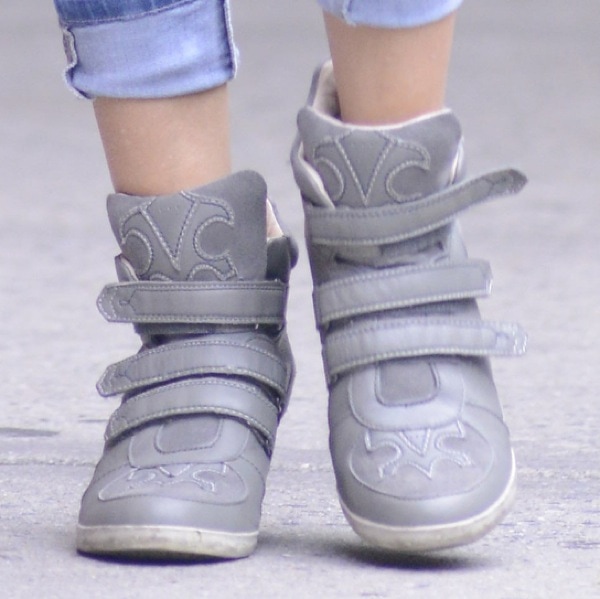 Sarah Jessica Parker wearing&nbsp;gray wedge sneakers from Koolaburra