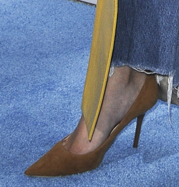 A closer look at Selena Gomez&rsquo;s luggage-suede Manolo Blahnik &ldquo;BB&rdquo; pumps reveals their sleek pointed toes and elegant stiletto heels, perfectly offsetting the casual frayed-hem jeans and bright yellow coat from The Row