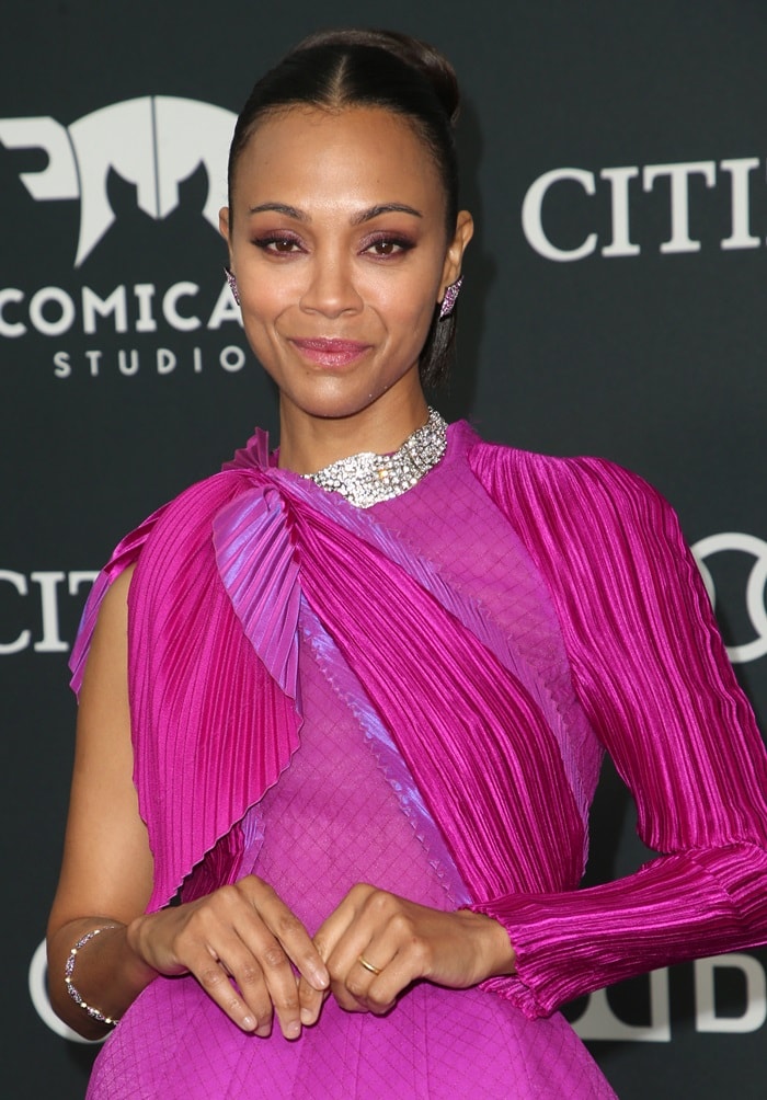Zoe Salda&ntilde;a in a&nbsp;magenta Givenchy Spring 2019 Haute Couture one-sleeve dress