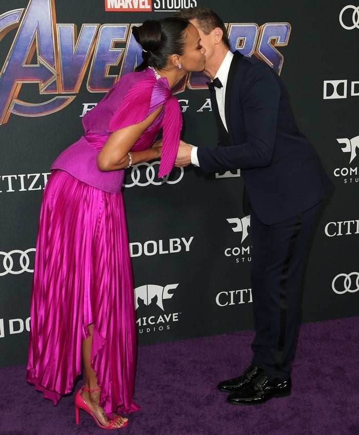 Zoe Salda&ntilde;a gets a kiss from Jeremy Renner at the Avengers: Endgame premiere