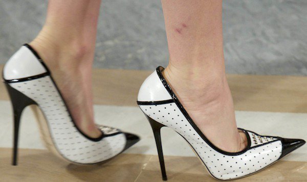 Jennifer Lawrence wearing&nbsp;black-and-white "Daiquiri" pumps