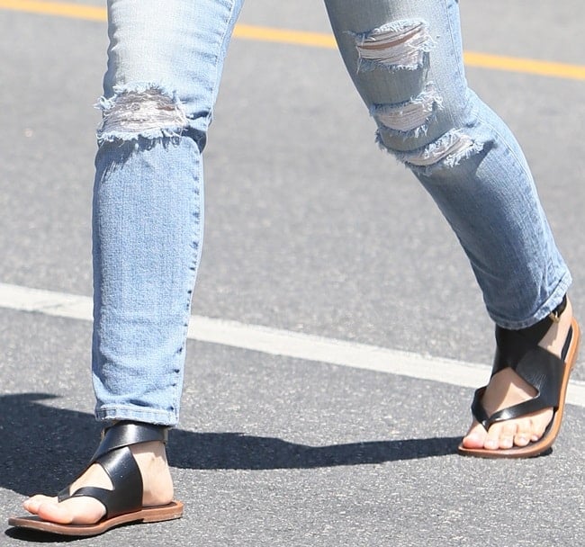 Mena Suvari looking chic in flat sandals