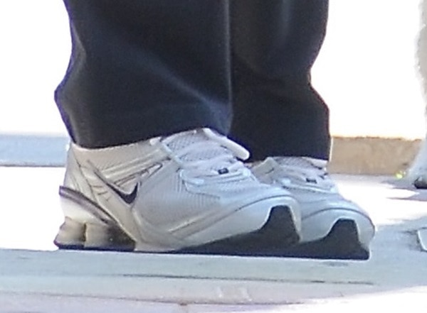 Zoe Salda&ntilde;a wearing a pair of comfortable Nike running shoes